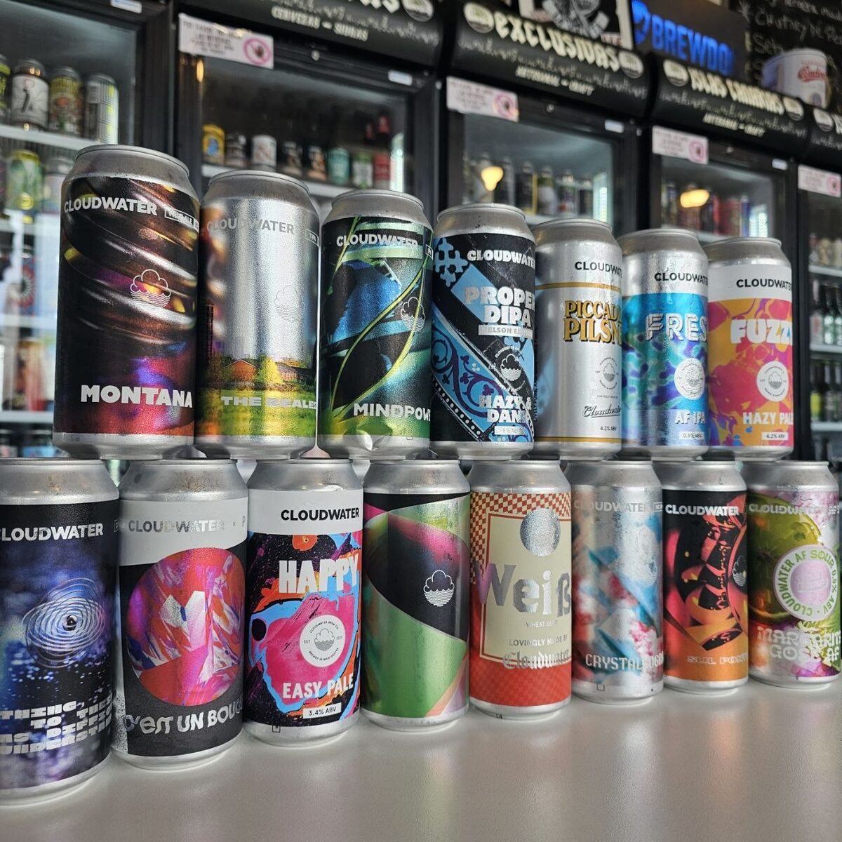 Latas de cerveza craft delante de las neveras de Rock N Hopz