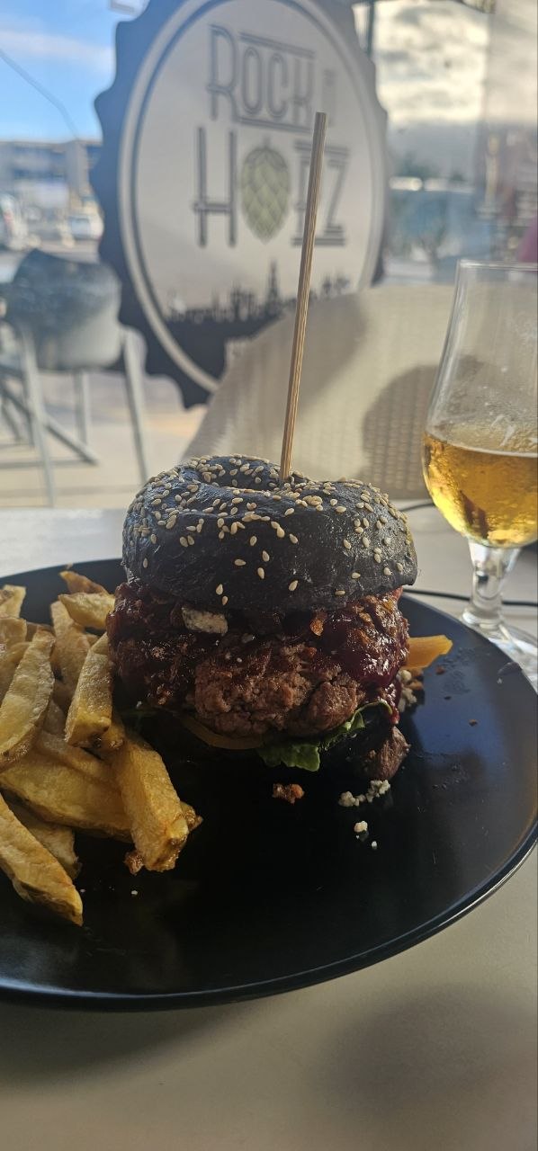 Burger de Rock N Hopz con cerveza en La Tejita