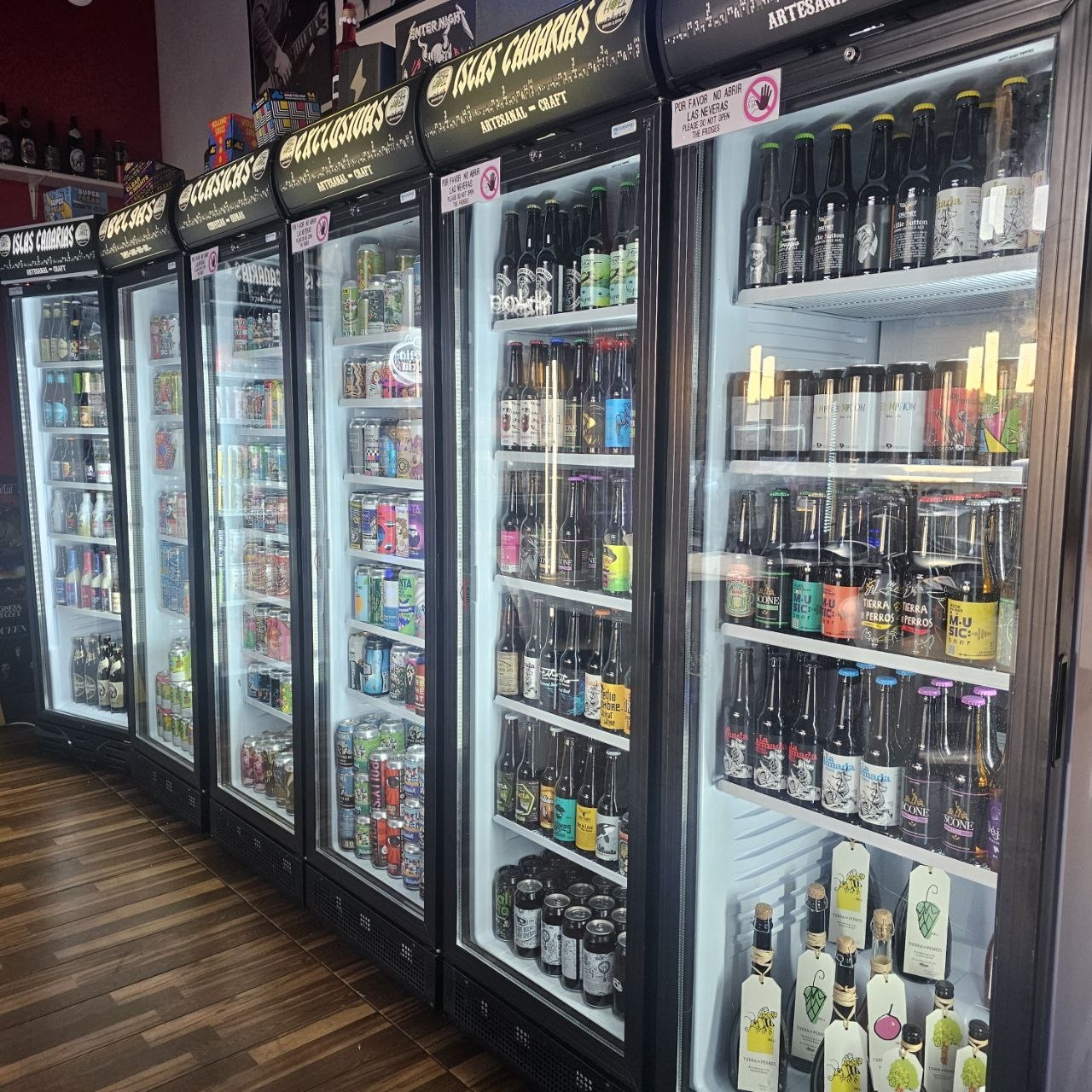 Neveras de Rock N Hopz con cervezas artesanales y opciones sin alcohol